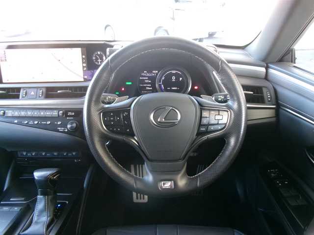レクサス ＥＳ 300h Fスポーツ 群馬県 2019(令1)年 1.6万km ホワイトノーヴァガラスフレーク Lexus Safety System+/ブラインドスポットモニター/ムーンルーフ/レザーシート/ベンチレーター＆シートヒーター/ステアリングヒーター/純正12.3インチナビ・フルセグTV/バックモニター/ビルトインETC2.0/リヤサンシェード/パワートランクリッド/スペアキー×2＆カードキー/R2.4.6.7年記録簿/保証書＆取説