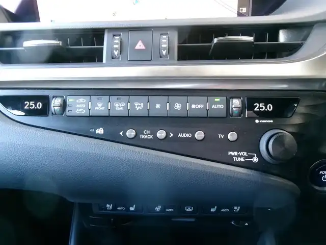 レクサス ＥＳ 300h Fスポーツ 群馬県 2019(令1)年 1.6万km ホワイトノーヴァガラスフレーク Lexus Safety System+/ブラインドスポットモニター/ムーンルーフ/レザーシート/ベンチレーター＆シートヒーター/ステアリングヒーター/純正12.3インチナビ・フルセグTV/バックモニター/ビルトインETC2.0/リヤサンシェード/パワートランクリッド/スペアキー×2＆カードキー/R2.4.6.7年記録簿/保証書＆取説