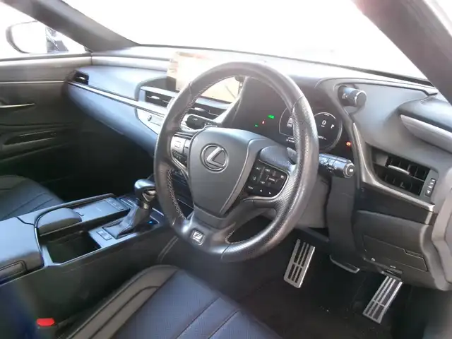 レクサス ＥＳ 300h Fスポーツ 群馬県 2019(令1)年 1.6万km ホワイトノーヴァガラスフレーク Lexus Safety System+/ブラインドスポットモニター/ムーンルーフ/レザーシート/ベンチレーター＆シートヒーター/ステアリングヒーター/純正12.3インチナビ・フルセグTV/バックモニター/ビルトインETC2.0/リヤサンシェード/パワートランクリッド/スペアキー×2＆カードキー/R2.4.6.7年記録簿/保証書＆取説