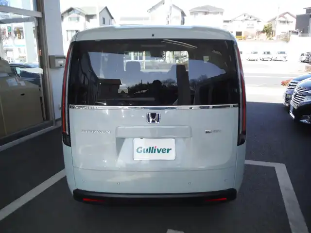 ホンダ ステップワゴン eHEV エアー 東京都 2022(令4)年 3.9万km ライトブルー ワンオーナー車/保証書・取説あり/純正9インチナビ・TV・BT/　DVD・USB・HDMI/　バックカメラ/　15.6インチ後席モニター/両側パワースライド/クリアランスソナー/ホンダセンシング/LEDヘッドライト/スマートキー×2個