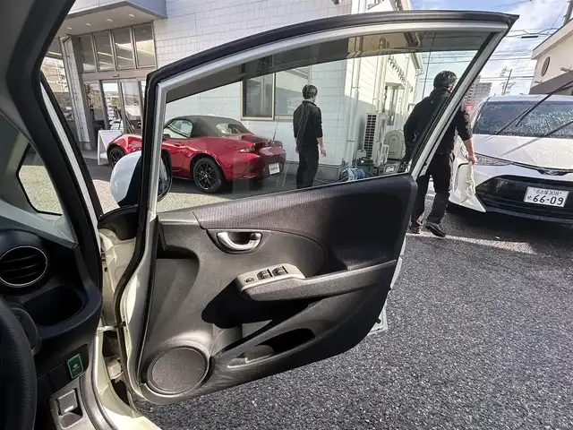 ホンダ フィット ハイブリット スマート セレクション 愛知県 2011(平23)年 15.6万km プレミアムホワイトパール ワンオーナー/社外7V型メモリナビ【Bluetooth SD ワンセグ　FM AM 品：AVIC-MRZ99】/ETC/ドライブレコーダー/オートライト/クルーズコントロール/自動駐車システム/ステアリングリモコン/電動格納ドアミラー/純正フロアマット/Wエアバック/取扱説明書