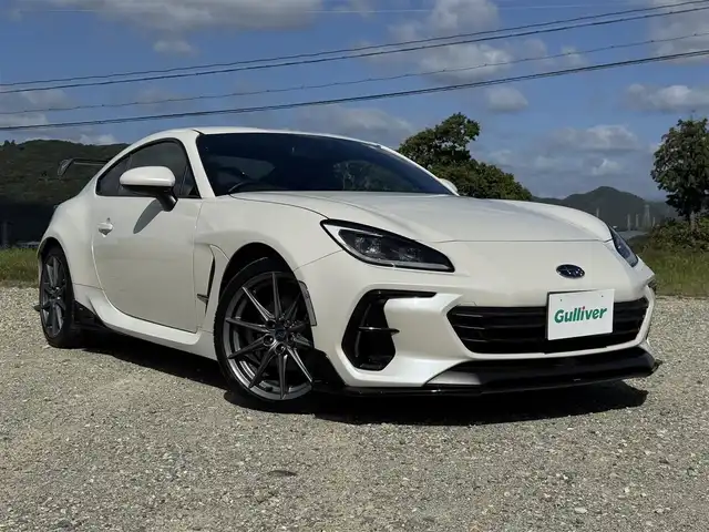 スバル ＢＲＺ S 兵庫県 2023(令5)年 1.2万km クリスタルホワイトP STIドライカーボンリアスポイラー/STIエアロ（F/S/RU）/STIパフォーマンスマフラー/カロッツェリア9インチナビ/フルセグTV/Bluetooth接続可/バックモニター/ハーフレザーシート/純正OPエアアウトレットガーニッシュ/リアアンダーディフューザー