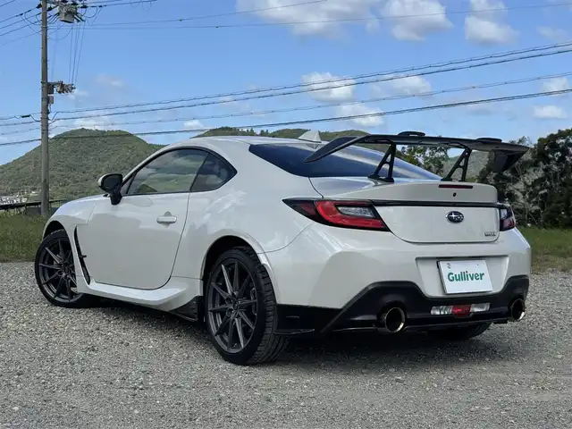 スバル ＢＲＺ S 兵庫県 2023(令5)年 1.2万km クリスタルホワイトP STIドライカーボンリアスポイラー/STIエアロ（F/S/RU）/STIパフォーマンスマフラー/カロッツェリア9インチナビ/フルセグTV/Bluetooth接続可/バックモニター/ハーフレザーシート/純正OPエアアウトレットガーニッシュ/リアアンダーディフューザー