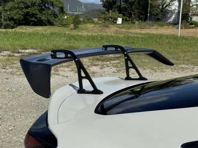 スバル ＢＲＺ S 兵庫県 2023(令5)年 1.2万km クリスタルホワイトP STIドライカーボンリアスポイラー/STIエアロ（F/S/RU）/STIパフォーマンスマフラー/カロッツェリア9インチナビ/フルセグTV/Bluetooth接続可/バックモニター/ハーフレザーシート/純正OPエアアウトレットガーニッシュ/リアアンダーディフューザー