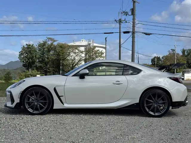 スバル ＢＲＺ S 兵庫県 2023(令5)年 1.2万km クリスタルホワイトP STIドライカーボンリアスポイラー/STIエアロ（F/S/RU）/STIパフォーマンスマフラー/カロッツェリア9インチナビ/フルセグTV/Bluetooth接続可/バックモニター/ハーフレザーシート/純正OPエアアウトレットガーニッシュ/リアアンダーディフューザー