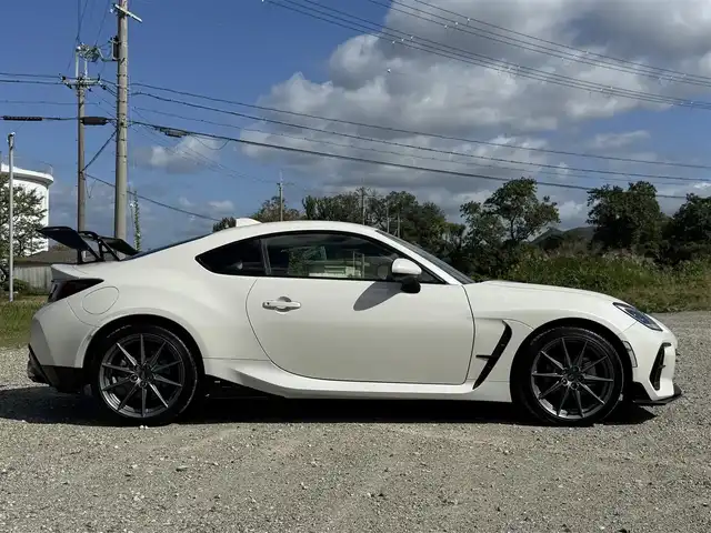 スバル ＢＲＺ S 兵庫県 2023(令5)年 1.2万km クリスタルホワイトP STIドライカーボンリアスポイラー/STIエアロ（F/S/RU）/STIパフォーマンスマフラー/カロッツェリア9インチナビ/フルセグTV/Bluetooth接続可/バックモニター/ハーフレザーシート/純正OPエアアウトレットガーニッシュ/リアアンダーディフューザー