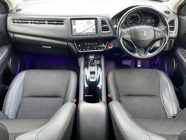 ホンダ ヴェゼル ハイブリッド Z ホンダセンシング 青森県 2021(令3)年 6.9万km プラチナホワイトパール 4WD/寒冷地仕様/純正8インチSDナビ・フルセグ/CD・DVD・Bluetooth・SD/バックカメラ/ハーフレザーシート/前席シートヒーター/純正エンジンスターター/純正前後ドライブレコーダー/衝突軽減ブレーキ/追従クルーズコントロール/レーンキープアシスト/ワイパーデアイサー/ビルトインETC/LEDヘッドライト/LEDフォグランプ/社外16インチアルミ/純正17インチアルミあり/スペアキー/保証書・取説書