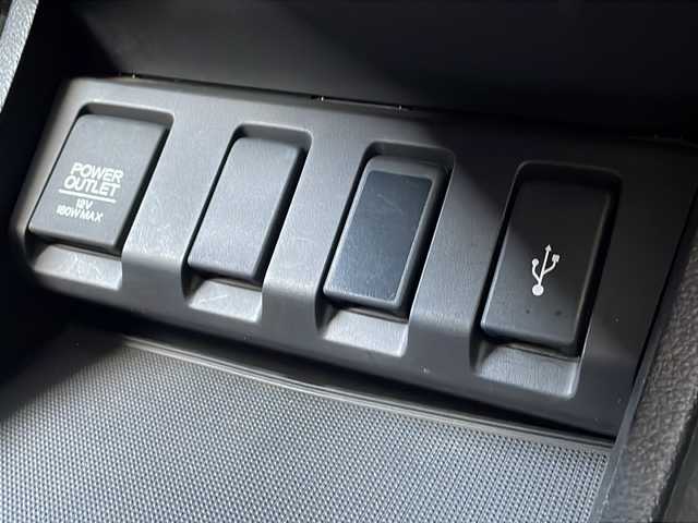 ホンダ ヴェゼル ハイブリッド Z ホンダセンシング 青森県 2021(令3)年 6.9万km プラチナホワイトパール 4WD/寒冷地仕様/純正8インチSDナビ・フルセグ/CD・DVD・Bluetooth・SD/バックカメラ/ハーフレザーシート/前席シートヒーター/純正エンジンスターター/純正前後ドライブレコーダー/衝突軽減ブレーキ/追従クルーズコントロール/レーンキープアシスト/ワイパーデアイサー/ビルトインETC/LEDヘッドライト/LEDフォグランプ/社外16インチアルミ/純正17インチアルミあり/スペアキー/保証書・取説書