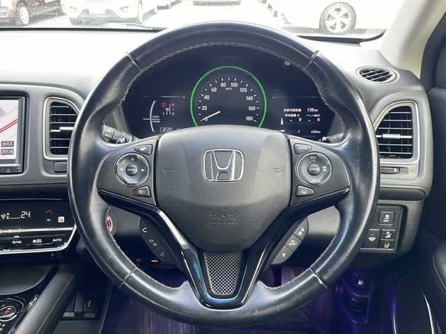 ホンダ ヴェゼル ハイブリッド Z ホンダセンシング 青森県 2021(令3)年 6.9万km プラチナホワイトパール 4WD/寒冷地仕様/純正8インチSDナビ・フルセグ/CD・DVD・Bluetooth・SD/バックカメラ/ハーフレザーシート/前席シートヒーター/純正エンジンスターター/純正前後ドライブレコーダー/衝突軽減ブレーキ/追従クルーズコントロール/レーンキープアシスト/ワイパーデアイサー/ビルトインETC/LEDヘッドライト/LEDフォグランプ/社外16インチアルミ/純正17インチアルミあり/スペアキー/保証書・取説書