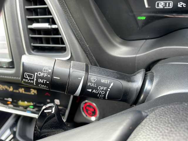 ホンダ ヴェゼル ハイブリッド Z ホンダセンシング 青森県 2021(令3)年 6.9万km プラチナホワイトパール 4WD/寒冷地仕様/純正8インチSDナビ・フルセグ/CD・DVD・Bluetooth・SD/バックカメラ/ハーフレザーシート/前席シートヒーター/純正エンジンスターター/純正前後ドライブレコーダー/衝突軽減ブレーキ/追従クルーズコントロール/レーンキープアシスト/ワイパーデアイサー/ビルトインETC/LEDヘッドライト/LEDフォグランプ/社外16インチアルミ/純正17インチアルミあり/スペアキー/保証書・取説書