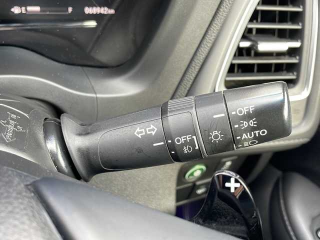 ホンダ ヴェゼル ハイブリッド Z ホンダセンシング 青森県 2021(令3)年 6.9万km プラチナホワイトパール 4WD/寒冷地仕様/純正8インチSDナビ・フルセグ/CD・DVD・Bluetooth・SD/バックカメラ/ハーフレザーシート/前席シートヒーター/純正エンジンスターター/純正前後ドライブレコーダー/衝突軽減ブレーキ/追従クルーズコントロール/レーンキープアシスト/ワイパーデアイサー/ビルトインETC/LEDヘッドライト/LEDフォグランプ/社外16インチアルミ/純正17インチアルミあり/スペアキー/保証書・取説書