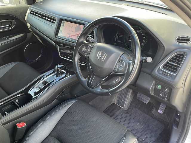 ホンダ ヴェゼル ハイブリッド Z ホンダセンシング 青森県 2021(令3)年 6.9万km プラチナホワイトパール 4WD/寒冷地仕様/純正8インチSDナビ・フルセグ/CD・DVD・Bluetooth・SD/バックカメラ/ハーフレザーシート/前席シートヒーター/純正エンジンスターター/純正前後ドライブレコーダー/衝突軽減ブレーキ/追従クルーズコントロール/レーンキープアシスト/ワイパーデアイサー/ビルトインETC/LEDヘッドライト/LEDフォグランプ/社外16インチアルミ/純正17インチアルミあり/スペアキー/保証書・取説書