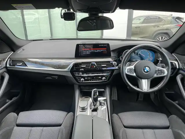 ＢＭＷ ５２３ｄ Mスポーツ 岡山県 2018(平30)年 5.8万km サファイアブラックP メーカー純正ナビ/　CD DVD BT フルセグTV/全方位カメラ/衝突被害軽減装置/レーンキープアシスト/レーダークルーズコントロール/クリアランスソナー/ブラインドスポットモニター/LEDヘッドライト/オートライト/フォグランプ/リアフォグ/ヘッドアップディスプレイ/MTモード付AT/パドルシフト/革巻きステアリング/ステアリングスイッチ/アイドリングストップ/横滑り防止装置/プッシュスタート/スマートキー/スペアキー