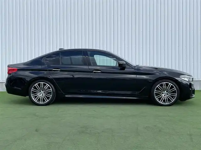 ＢＭＷ ５２３ｄ Mスポーツ 岡山県 2018(平30)年 5.8万km サファイアブラックP メーカー純正ナビ/　CD DVD BT フルセグTV/全方位カメラ/衝突被害軽減装置/レーンキープアシスト/レーダークルーズコントロール/クリアランスソナー/ブラインドスポットモニター/LEDヘッドライト/オートライト/フォグランプ/リアフォグ/ヘッドアップディスプレイ/MTモード付AT/パドルシフト/革巻きステアリング/ステアリングスイッチ/アイドリングストップ/横滑り防止装置/プッシュスタート/スマートキー/スペアキー