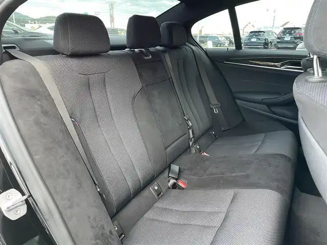 ＢＭＷ ５２３ｄ Mスポーツ 岡山県 2018(平30)年 5.8万km サファイアブラックP メーカー純正ナビ/　CD DVD BT フルセグTV/全方位カメラ/衝突被害軽減装置/レーンキープアシスト/レーダークルーズコントロール/クリアランスソナー/ブラインドスポットモニター/LEDヘッドライト/オートライト/フォグランプ/リアフォグ/ヘッドアップディスプレイ/MTモード付AT/パドルシフト/革巻きステアリング/ステアリングスイッチ/アイドリングストップ/横滑り防止装置/プッシュスタート/スマートキー/スペアキー
