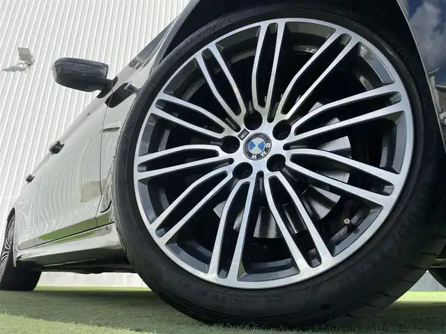 ＢＭＷ ５２３ｄ Mスポーツ 岡山県 2018(平30)年 5.8万km サファイアブラックP メーカー純正ナビ/　CD DVD BT フルセグTV/全方位カメラ/衝突被害軽減装置/レーンキープアシスト/レーダークルーズコントロール/クリアランスソナー/ブラインドスポットモニター/LEDヘッドライト/オートライト/フォグランプ/リアフォグ/ヘッドアップディスプレイ/MTモード付AT/パドルシフト/革巻きステアリング/ステアリングスイッチ/アイドリングストップ/横滑り防止装置/プッシュスタート/スマートキー/スペアキー