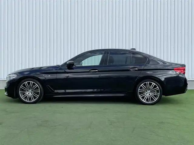 ＢＭＷ ５２３ｄ Mスポーツ 岡山県 2018(平30)年 5.8万km サファイアブラックP メーカー純正ナビ/　CD DVD BT フルセグTV/全方位カメラ/衝突被害軽減装置/レーンキープアシスト/レーダークルーズコントロール/クリアランスソナー/ブラインドスポットモニター/LEDヘッドライト/オートライト/フォグランプ/リアフォグ/ヘッドアップディスプレイ/MTモード付AT/パドルシフト/革巻きステアリング/ステアリングスイッチ/アイドリングストップ/横滑り防止装置/プッシュスタート/スマートキー/スペアキー