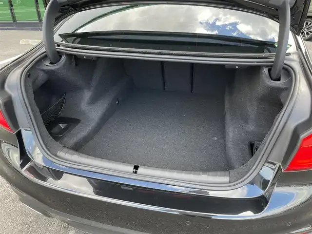 ＢＭＷ ５２３ｄ Mスポーツ 岡山県 2018(平30)年 5.8万km サファイアブラックP メーカー純正ナビ/　CD DVD BT フルセグTV/全方位カメラ/衝突被害軽減装置/レーンキープアシスト/レーダークルーズコントロール/クリアランスソナー/ブラインドスポットモニター/LEDヘッドライト/オートライト/フォグランプ/リアフォグ/ヘッドアップディスプレイ/MTモード付AT/パドルシフト/革巻きステアリング/ステアリングスイッチ/アイドリングストップ/横滑り防止装置/プッシュスタート/スマートキー/スペアキー