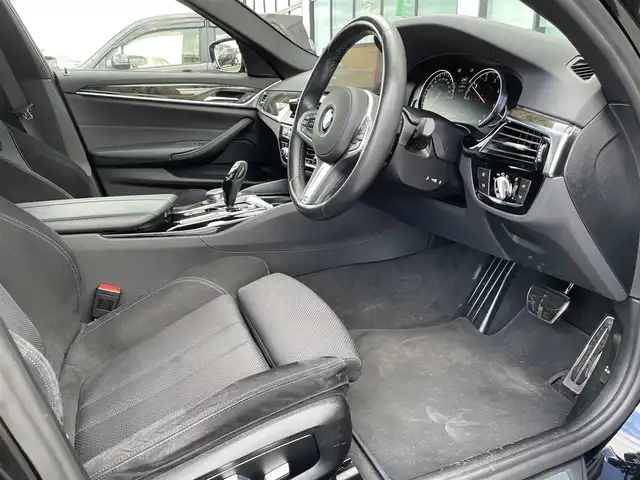 ＢＭＷ ５２３ｄ Mスポーツ 岡山県 2018(平30)年 5.8万km サファイアブラックP メーカー純正ナビ/　CD DVD BT フルセグTV/全方位カメラ/衝突被害軽減装置/レーンキープアシスト/レーダークルーズコントロール/クリアランスソナー/ブラインドスポットモニター/LEDヘッドライト/オートライト/フォグランプ/リアフォグ/ヘッドアップディスプレイ/MTモード付AT/パドルシフト/革巻きステアリング/ステアリングスイッチ/アイドリングストップ/横滑り防止装置/プッシュスタート/スマートキー/スペアキー