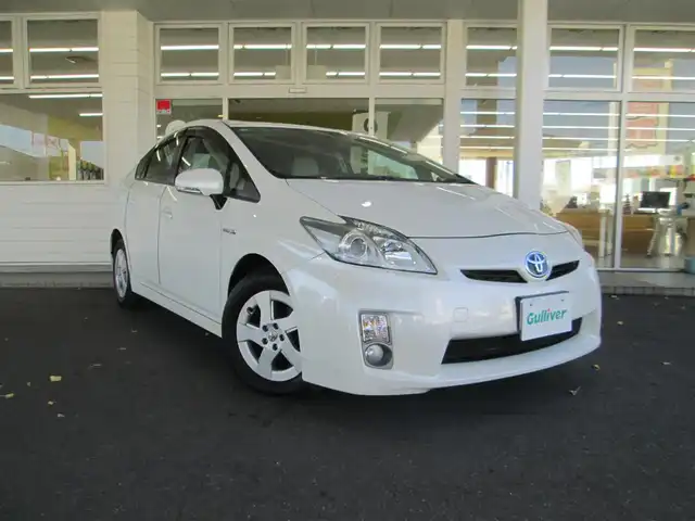 トヨタ プリウス S 千葉県 2010(平22)年 6.3万km ホワイトパールクリスタルシャイン ワンオーナー/純正SDナビ、フルセグTV/バックカメラ/純正オーディオ【DVD/CD/BT/SD】/ヘッドライトレベライザー/フォグランプ/ナビ連動ステアリングスイッチ/電動格納コーナーポール/社外前方ドライブレコーダー/ビルトインETC/新車時保証書/トヨタ整備記録簿(H23/24/26/28/30/R2)