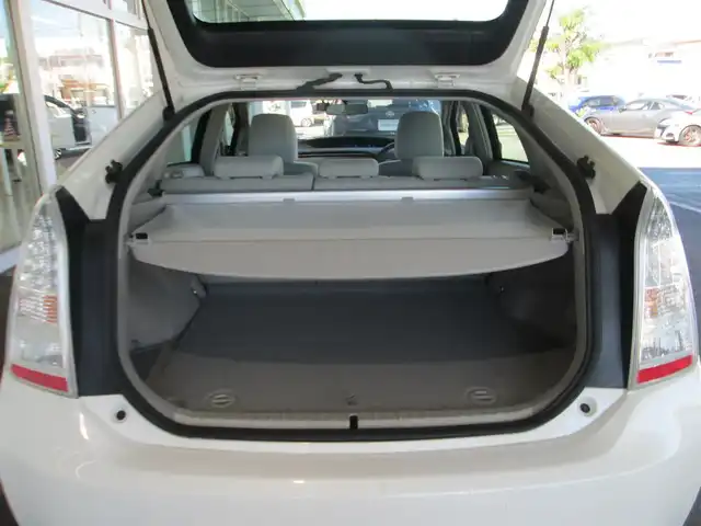 トヨタ プリウス S 千葉県 2010(平22)年 6.3万km ホワイトパールクリスタルシャイン ワンオーナー/純正SDナビ、フルセグTV/バックカメラ/純正オーディオ【DVD/CD/BT/SD】/ヘッドライトレベライザー/フォグランプ/ナビ連動ステアリングスイッチ/電動格納コーナーポール/社外前方ドライブレコーダー/ビルトインETC/新車時保証書/トヨタ整備記録簿(H23/24/26/28/30/R2)