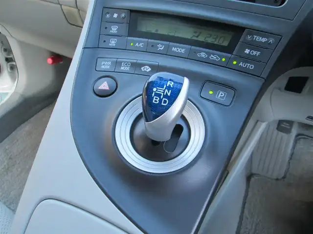 トヨタ プリウス S 千葉県 2010(平22)年 6.3万km ホワイトパールクリスタルシャイン ワンオーナー/純正SDナビ、フルセグTV/バックカメラ/純正オーディオ【DVD/CD/BT/SD】/ヘッドライトレベライザー/フォグランプ/ナビ連動ステアリングスイッチ/電動格納コーナーポール/社外前方ドライブレコーダー/ビルトインETC/新車時保証書/トヨタ整備記録簿(H23/24/26/28/30/R2)