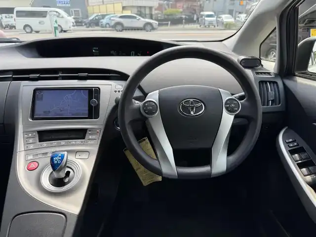 トヨタ プリウス S 静岡県 2012(平24)年 6.5万km スーパーホワイトⅡ 走行64133キロ（登録時）/純正SDナビ・フルセグTV/Bluetoothオーディオ/ビルトインETC/ステアリングスイッチ/スマートキー×2/プッシュスタート/純正HIDヘッドライト/前後ソナー/純正フロアマット/純正ドアバイザー/純正15インチアルミ/ウィンカードアミラー/WエアB＋サイドエアB/カーテンエアB/新車時保証書/車両取説＋ナビ取説
