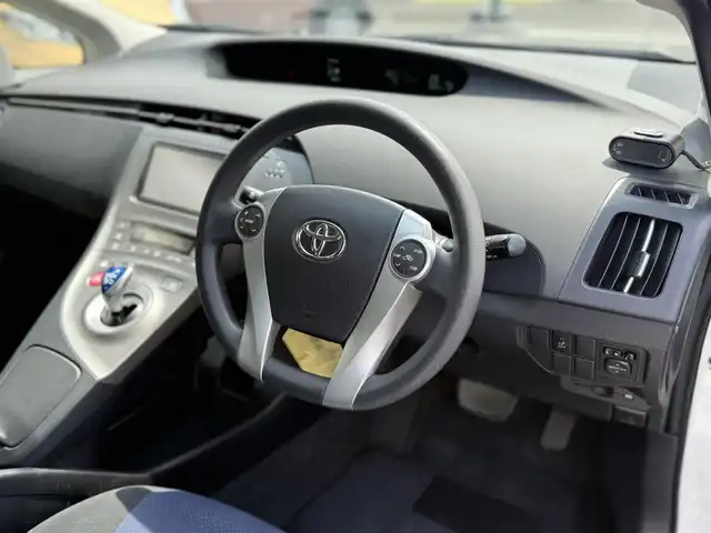 トヨタ プリウス S 静岡県 2012(平24)年 6.5万km スーパーホワイトⅡ 走行64133キロ（登録時）/純正SDナビ・フルセグTV/Bluetoothオーディオ/ビルトインETC/ステアリングスイッチ/スマートキー×2/プッシュスタート/純正HIDヘッドライト/前後ソナー/純正フロアマット/純正ドアバイザー/純正15インチアルミ/ウィンカードアミラー/WエアB＋サイドエアB/カーテンエアB/新車時保証書/車両取説＋ナビ取説