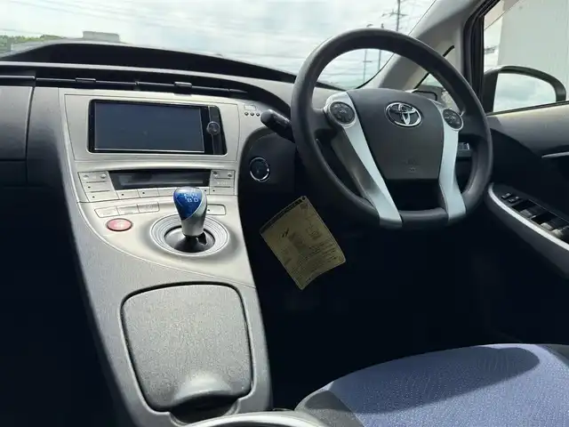 トヨタ プリウス S 静岡県 2012(平24)年 6.5万km スーパーホワイトⅡ 走行64133キロ（登録時）/純正SDナビ・フルセグTV/Bluetoothオーディオ/ビルトインETC/ステアリングスイッチ/スマートキー×2/プッシュスタート/純正HIDヘッドライト/前後ソナー/純正フロアマット/純正ドアバイザー/純正15インチアルミ/ウィンカードアミラー/WエアB＋サイドエアB/カーテンエアB/新車時保証書/車両取説＋ナビ取説