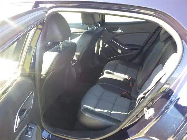 メルセデス・ベンツ ＧＬＡ１８０ 千葉県 2018(平30)年 4.4万km カバンサイトブルー アクティブブレーキアシスト/ブラインドスポットアシスト/アクティブレーンキーピングアシスト/アテンションアシスト/ディストロニック/純正HDDナビ/地デジTV/【DVD/CD再生機能　Bluetooth接続】/バックカメラ/ドライブレコーダー/ハーフレザーシート/前席シートヒーター/革巻きステアリング/ステアリングスイッチ/パドルシフト/ETC/LEDヘッドライト/フォグライト/ウインカーミラー/パークトロニック/純正17インチアルミホイル/サイド/カーテンエアバッグ/キーレスゴー