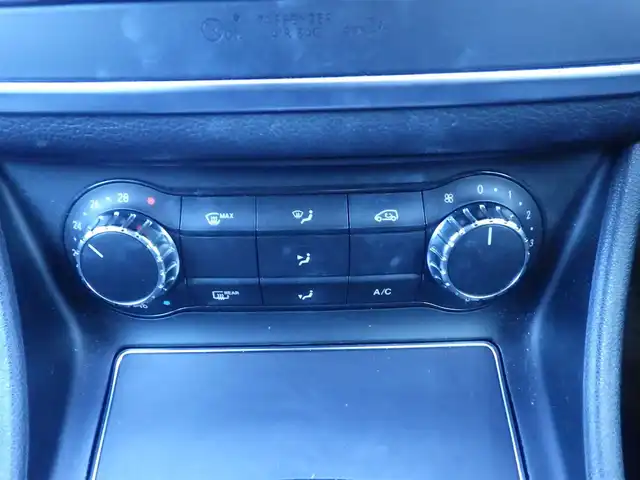 メルセデス・ベンツ ＧＬＡ１８０ 千葉県 2018(平30)年 4.4万km カバンサイトブルー アクティブブレーキアシスト/ブラインドスポットアシスト/アクティブレーンキーピングアシスト/アテンションアシスト/ディストロニック/純正HDDナビ/地デジTV/【DVD/CD再生機能　Bluetooth接続】/バックカメラ/ドライブレコーダー/ハーフレザーシート/前席シートヒーター/革巻きステアリング/ステアリングスイッチ/パドルシフト/ETC/LEDヘッドライト/フォグライト/ウインカーミラー/パークトロニック/純正17インチアルミホイル/サイド/カーテンエアバッグ/キーレスゴー