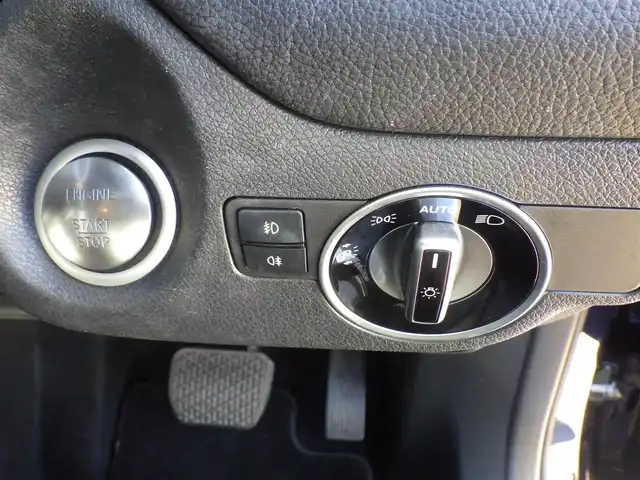 メルセデス・ベンツ ＧＬＡ１８０ 千葉県 2018(平30)年 4.4万km カバンサイトブルー アクティブブレーキアシスト/ブラインドスポットアシスト/アクティブレーンキーピングアシスト/アテンションアシスト/ディストロニック/純正HDDナビ/地デジTV/【DVD/CD再生機能　Bluetooth接続】/バックカメラ/ドライブレコーダー/ハーフレザーシート/前席シートヒーター/革巻きステアリング/ステアリングスイッチ/パドルシフト/ETC/LEDヘッドライト/フォグライト/ウインカーミラー/パークトロニック/純正17インチアルミホイル/サイド/カーテンエアバッグ/キーレスゴー