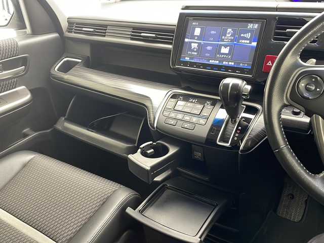 ホンダ ステップワゴン スパーダ クルスピセンシング 沖縄県 2017(平29)年 5.2万km プレミアムスパイスパープルP 禁煙車　/純正9インチナビ【VXM-175VFNi】/（フルセグTV／ＣＤ／ＤＶＤ／ＢＴ）/バックカメラ/ビルトインＥＴＣ　/ドライブレコーダー　/フリップダウンモニター　/両側パワースライドドア/ホンダセンシング/●衝突軽減ブレーキ〈CMBS〉/●ACC〈アダプティブ・クルーズ・コントロール〉/●LKAS〈車線維持支援システム〉/●路外逸脱抑制機能/●誤発進抑制機能/●先行車発進お知らせ機能/●標識認識機能/コーナーセンサー/シートヒーター/ハーフレザーシート　/ウォークスルー/LEDヘッドライト/カーテンエアバック/オートライト/LEDヘッドライト/プッシュスタート/スマートキー/わくわくゲート