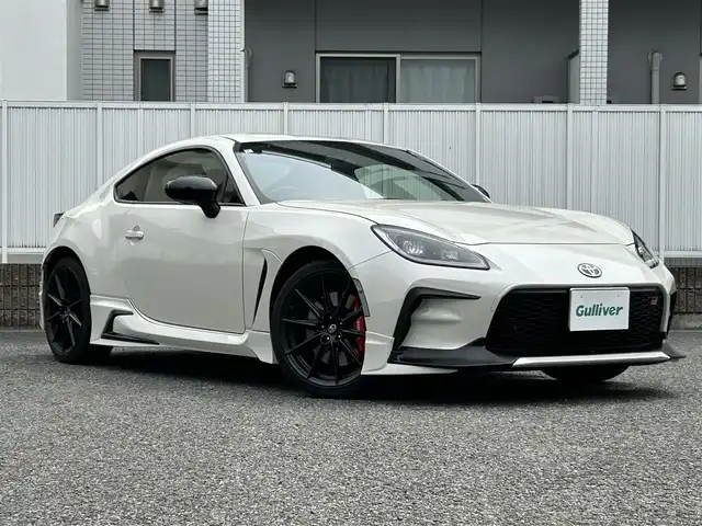 トヨタ ＧＲ８６ RZ 愛知県 2024(令6)年 2.6万km クリスタルホワイトパール ワンオーナー/純正メモリナビ/(FM/AM/CD/DVD/BT/USB/iPod/フルセグ)/アイサイト/・全車速追従クルーズコントロール/・後側方警戒支援システム/・後退時ブレーキアシスト/・リアコーナーセンサー/プリクラッシュブレーキ/純正GRマフラー/GRエアロ/バックカメラ/ドライブレコーダー/ハーフレザーシート/シートヒーター/純正AW18インチ/パドルシフト/LEDヘッドライト/ETC/電動格納ミラー/革巻きステアリング/プッシュスタート/スマートキー・スペアキー１本/ステアリングリモコン/ハンズフリー/ABS/保証書