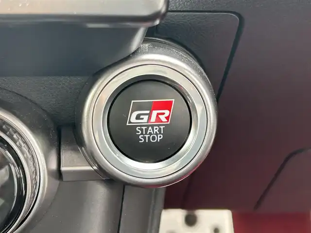 トヨタ ＧＲ８６ RZ 愛知県 2024(令6)年 2.6万km クリスタルホワイトパール ワンオーナー/純正メモリナビ/(FM/AM/CD/DVD/BT/USB/iPod/フルセグ)/アイサイト/・全車速追従クルーズコントロール/・後側方警戒支援システム/・後退時ブレーキアシスト/・リアコーナーセンサー/プリクラッシュブレーキ/純正GRマフラー/GRエアロ/バックカメラ/ドライブレコーダー/ハーフレザーシート/シートヒーター/純正AW18インチ/パドルシフト/LEDヘッドライト/ETC/電動格納ミラー/革巻きステアリング/プッシュスタート/スマートキー・スペアキー１本/ステアリングリモコン/ハンズフリー/ABS/保証書
