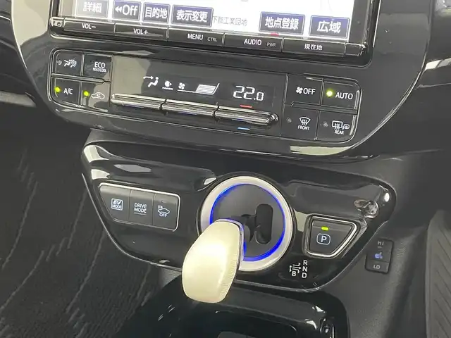 トヨタ プリウス A プレミアム 大分県 2018(平30)年 9.5万km ホワイトパールクリスタルシャイン ワンオーナー/サンルーフ/TOYOTAセーフティセンス/・プリクラッシュセーフティ/・レーンディパーチャアラート/・レーダークルーズコントロール/・オートマチックハイビーム/ブラインドスポットモニター/ヘッドアップディスプレイ/置くだけ充電/純正9型ナビ　型式：NSZT-Y66T/【フルセグTV、DVD再生可、BT対応】/ステアリングスイッチ/バックカメラ/黒革シート/・運転席パワーシート/・前席シートヒーター/ビルトインETC/横滑り防止装置/電動格納ミラー/オートライト/LEDヘッドライト/LEDフォグ/保証書