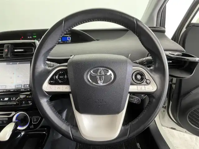 トヨタ プリウス A プレミアム 大分県 2018(平30)年 9.5万km ホワイトパールクリスタルシャイン ワンオーナー/サンルーフ/TOYOTAセーフティセンス/・プリクラッシュセーフティ/・レーンディパーチャアラート/・レーダークルーズコントロール/・オートマチックハイビーム/ブラインドスポットモニター/ヘッドアップディスプレイ/置くだけ充電/純正9型ナビ　型式：NSZT-Y66T/【フルセグTV、DVD再生可、BT対応】/ステアリングスイッチ/バックカメラ/黒革シート/・運転席パワーシート/・前席シートヒーター/ビルトインETC/横滑り防止装置/電動格納ミラー/オートライト/LEDヘッドライト/LEDフォグ/保証書