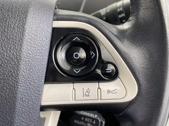 トヨタ プリウス A プレミアム 大分県 2018(平30)年 9.5万km ホワイトパールクリスタルシャイン ワンオーナー/サンルーフ/TOYOTAセーフティセンス/・プリクラッシュセーフティ/・レーンディパーチャアラート/・レーダークルーズコントロール/・オートマチックハイビーム/ブラインドスポットモニター/ヘッドアップディスプレイ/置くだけ充電/純正9型ナビ　型式：NSZT-Y66T/【フルセグTV、DVD再生可、BT対応】/ステアリングスイッチ/バックカメラ/黒革シート/・運転席パワーシート/・前席シートヒーター/ビルトインETC/横滑り防止装置/電動格納ミラー/オートライト/LEDヘッドライト/LEDフォグ/保証書