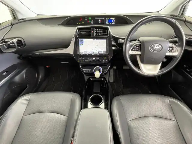 トヨタ プリウス A プレミアム 大分県 2018(平30)年 9.5万km ホワイトパールクリスタルシャイン ワンオーナー/サンルーフ/TOYOTAセーフティセンス/・プリクラッシュセーフティ/・レーンディパーチャアラート/・レーダークルーズコントロール/・オートマチックハイビーム/ブラインドスポットモニター/ヘッドアップディスプレイ/置くだけ充電/純正9型ナビ　型式：NSZT-Y66T/【フルセグTV、DVD再生可、BT対応】/ステアリングスイッチ/バックカメラ/黒革シート/・運転席パワーシート/・前席シートヒーター/ビルトインETC/横滑り防止装置/電動格納ミラー/オートライト/LEDヘッドライト/LEDフォグ/保証書