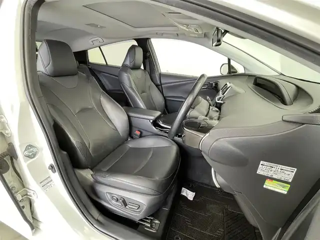 トヨタ プリウス A プレミアム 大分県 2018(平30)年 9.5万km ホワイトパールクリスタルシャイン ワンオーナー/サンルーフ/TOYOTAセーフティセンス/・プリクラッシュセーフティ/・レーンディパーチャアラート/・レーダークルーズコントロール/・オートマチックハイビーム/ブラインドスポットモニター/ヘッドアップディスプレイ/置くだけ充電/純正9型ナビ　型式：NSZT-Y66T/【フルセグTV、DVD再生可、BT対応】/ステアリングスイッチ/バックカメラ/黒革シート/・運転席パワーシート/・前席シートヒーター/ビルトインETC/横滑り防止装置/電動格納ミラー/オートライト/LEDヘッドライト/LEDフォグ/保証書