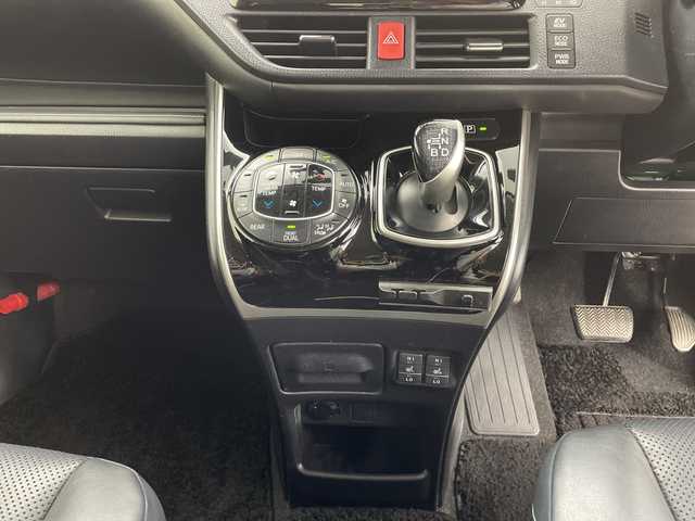 トヨタ エスクァイア ハイブリッド Gi 愛知県 2014(平26)年 14.7万km ホワイトパールクリスタルシャイン (株)IDOMが運営する【じしゃロン名古屋鳴海店】の自社ローン専用車両になりますこちらは現金またはオートローンご利用時の価格です。自社ローンご希望の方は別途その旨お申付け下さい/ ワンオーナー/社外ナビ/（フルセグ/DVD/CD）/フリップダウンモニター/両側パワースライドドア/クルーズコントロール/ワイヤレス充電/レザーシート/シートヒーター/ビルドインETC/リアサンシェード/スマートキー/プッシュスタートボタン/純正フロアマット