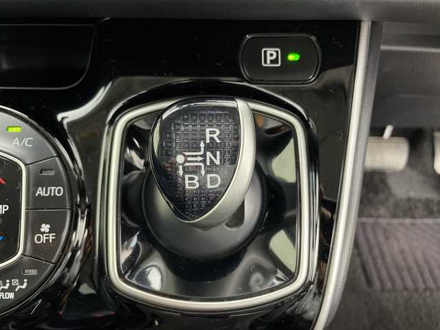 トヨタ エスクァイア ハイブリッド Gi 愛知県 2014(平26)年 14.7万km ホワイトパールクリスタルシャイン (株)IDOMが運営する【じしゃロン名古屋鳴海店】の自社ローン専用車両になりますこちらは現金またはオートローンご利用時の価格です。自社ローンご希望の方は別途その旨お申付け下さい/ ワンオーナー/社外ナビ/（フルセグ/DVD/CD）/フリップダウンモニター/両側パワースライドドア/クルーズコントロール/ワイヤレス充電/レザーシート/シートヒーター/ビルドインETC/リアサンシェード/スマートキー/プッシュスタートボタン/純正フロアマット