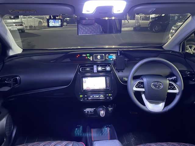 トヨタ プリウス S 山梨県 2018(平30)年 5.9万km スティールブロンドM 純正SDナビ（NSCD-W66）/CDBTフルセグテレビ/バックカメラ/アイドリングストップ/プッシュスタート/ETC/純正LEDヘッドライト