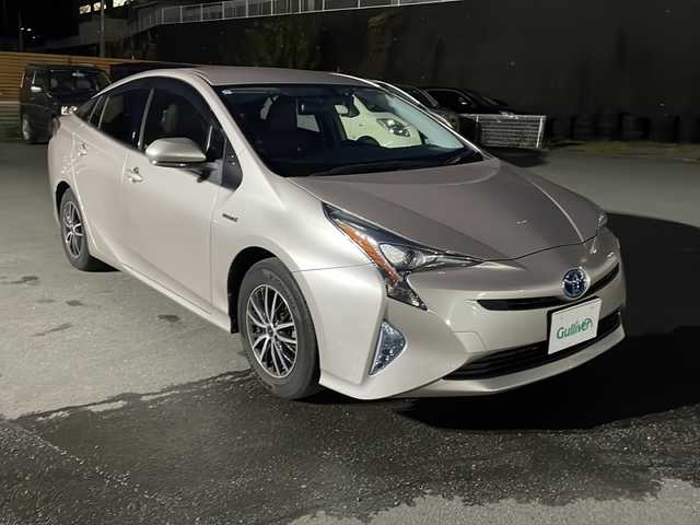 トヨタ プリウス S 山梨県 2018(平30)年 5.9万km スティールブロンドM 純正SDナビ（NSCD-W66）/CDBTフルセグテレビ/バックカメラ/アイドリングストップ/プッシュスタート/ETC/純正LEDヘッドライト