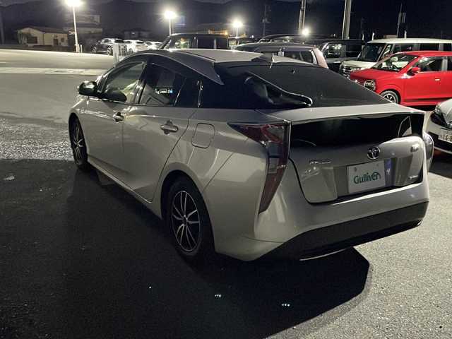 トヨタ プリウス S 山梨県 2018(平30)年 5.9万km スティールブロンドM 純正SDナビ（NSCD-W66）/CDBTフルセグテレビ/バックカメラ/アイドリングストップ/プッシュスタート/ETC/純正LEDヘッドライト