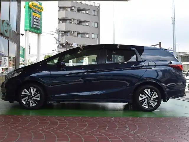 ホンダ シャトル ハイブリッド X ホンダセンシング 神奈川県 2019(令1)年 0.7万km ミッドナイトブルービームM ワンオーナー/新車時保証書/取扱説明書/前後ドラレコ/純正SDナビ/(フルセグTV/CD/DVD/SD/BT/USB)/バックカメラ/衝突軽減防止＆警報/車線逸脱防止＆警報/アダプティブクルーズコントロール/先行車発進検知/ロードサインアシスト/パーキングアシスト/シートヒーター(D＋N席)/デュアルオートエアコン/革巻きステアリング/ステアリングスイッチ/パドルシフト/オートライト/横滑り防止/プッシュスタート＆スマートキー/ウインカー付き電動格納ミラー/スペアキー/ドアバイザー/LEDヘッドライト/フォグランプ/純正フロアマット