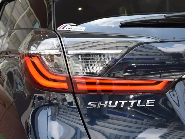 ホンダ シャトル ハイブリッド X ホンダセンシング 神奈川県 2019(令1)年 0.7万km ミッドナイトブルービームM ワンオーナー/新車時保証書/取扱説明書/前後ドラレコ/純正SDナビ/(フルセグTV/CD/DVD/SD/BT/USB)/バックカメラ/衝突軽減防止＆警報/車線逸脱防止＆警報/アダプティブクルーズコントロール/先行車発進検知/ロードサインアシスト/パーキングアシスト/シートヒーター(D＋N席)/デュアルオートエアコン/革巻きステアリング/ステアリングスイッチ/パドルシフト/オートライト/横滑り防止/プッシュスタート＆スマートキー/ウインカー付き電動格納ミラー/スペアキー/ドアバイザー/LEDヘッドライト/フォグランプ/純正フロアマット