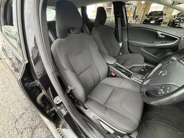 ボルボ Ｖ４０ T3 モメンタム 東京都 2018(平30)年 8.7万km 黒 E-6AT/最高出力１５２PS/リバース連動ボディ同色ドアミラー/左右２本出しマフラー/ナビ/バックカメラ/ドライブレコーダー/パーキングセンサー/アダプティブクルーズコントロール/衝突警告/レーンキーピングエイド　/ブラインドスポットモニター/パーキングソナー/プッシュスタート/ＥＴＣ