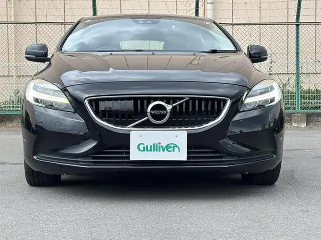 ボルボ Ｖ４０ T3 モメンタム 東京都 2018(平30)年 8.7万km 黒 E-6AT/最高出力１５２PS/リバース連動ボディ同色ドアミラー/左右２本出しマフラー/ナビ/バックカメラ/ドライブレコーダー/パーキングセンサー/アダプティブクルーズコントロール/衝突警告/レーンキーピングエイド　/ブラインドスポットモニター/パーキングソナー/プッシュスタート/ＥＴＣ