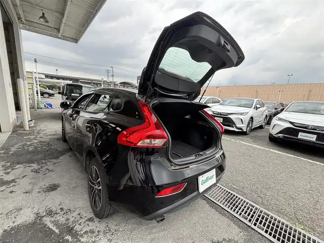 ボルボ Ｖ４０ T3 モメンタム 東京都 2018(平30)年 8.7万km 黒 E-6AT/最高出力１５２PS/リバース連動ボディ同色ドアミラー/左右２本出しマフラー/ナビ/バックカメラ/ドライブレコーダー/パーキングセンサー/アダプティブクルーズコントロール/衝突警告/レーンキーピングエイド　/ブラインドスポットモニター/パーキングソナー/プッシュスタート/ＥＴＣ